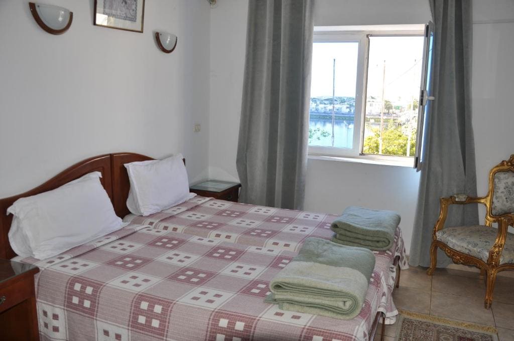 Double Room with Corniche View room - Image 3