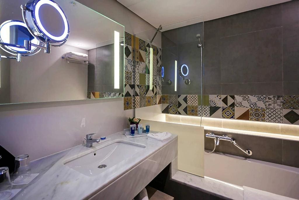 Guest room, 2 Twin/Single Bed(s), City view, Balcony room - Image 2