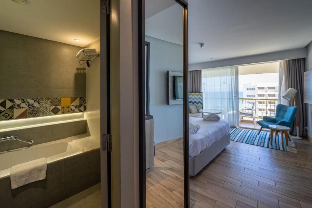 Guest room, 1 King, Partial sea view, Balcony room - Image 3
