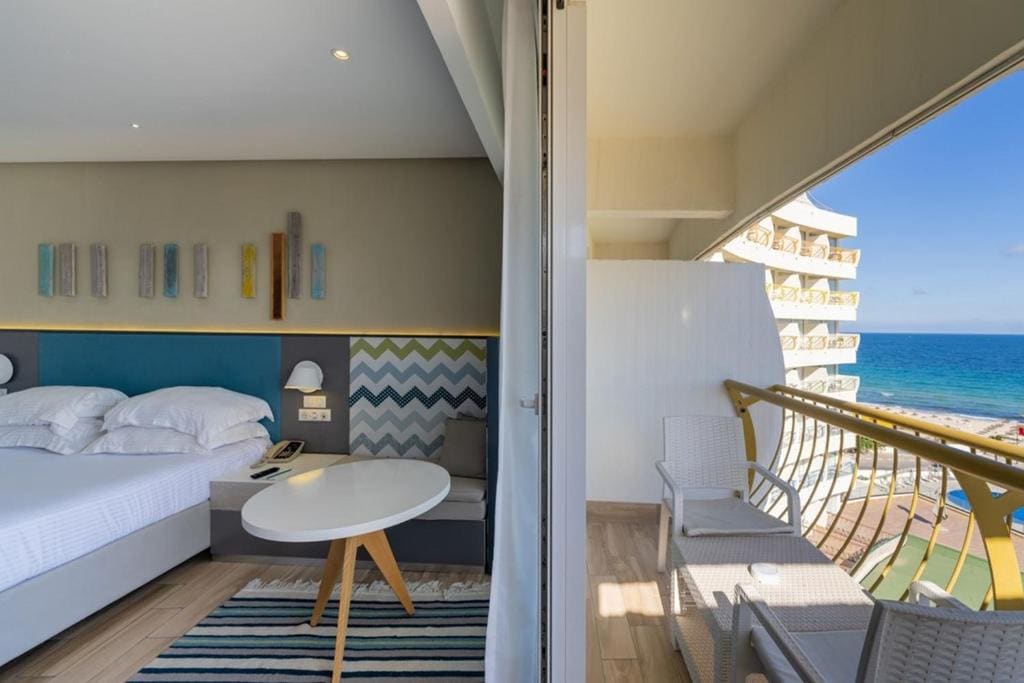 Guest room, 1 King, Partial sea view, Balcony room - Image 2