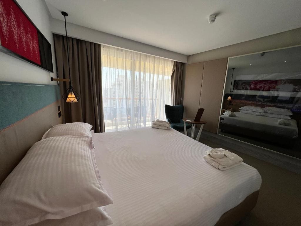 Guest room, 1 King, City view, Balcony room - Image 3