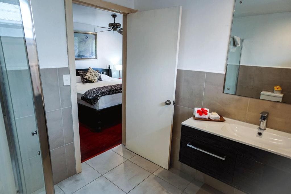 Deluxe Double Room with balcony and Garden View room - Image 2