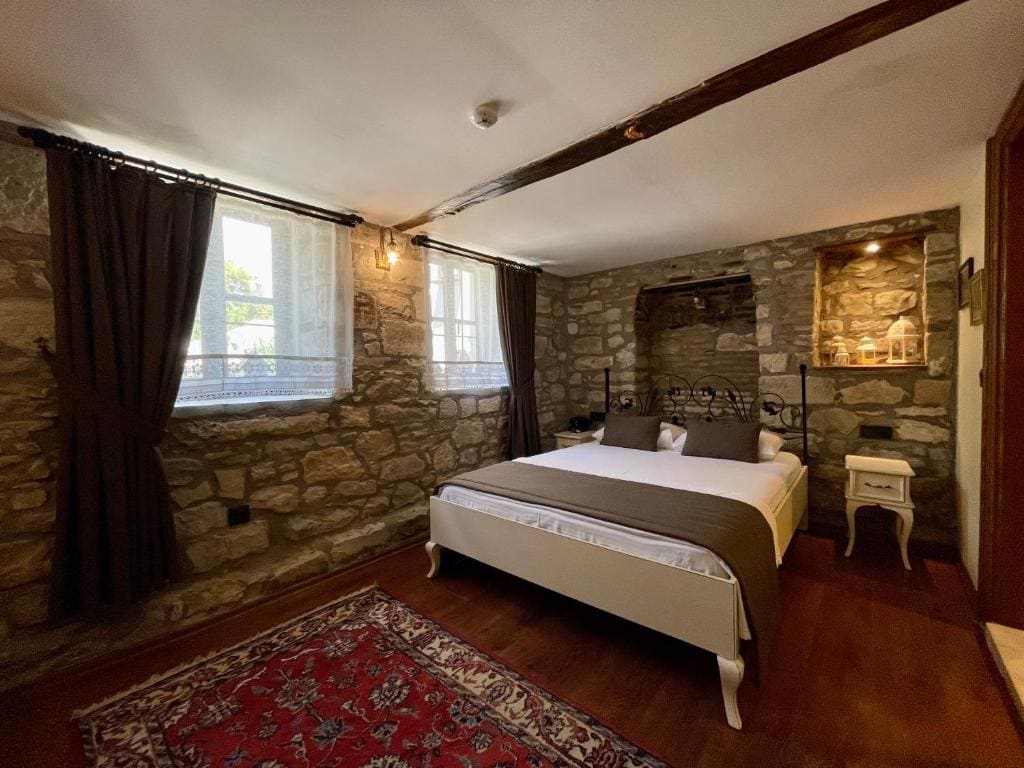 Deluxe Queen Room room - Image 3