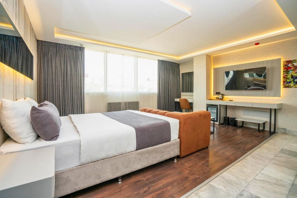 Deluxe King Suite room - Image 1