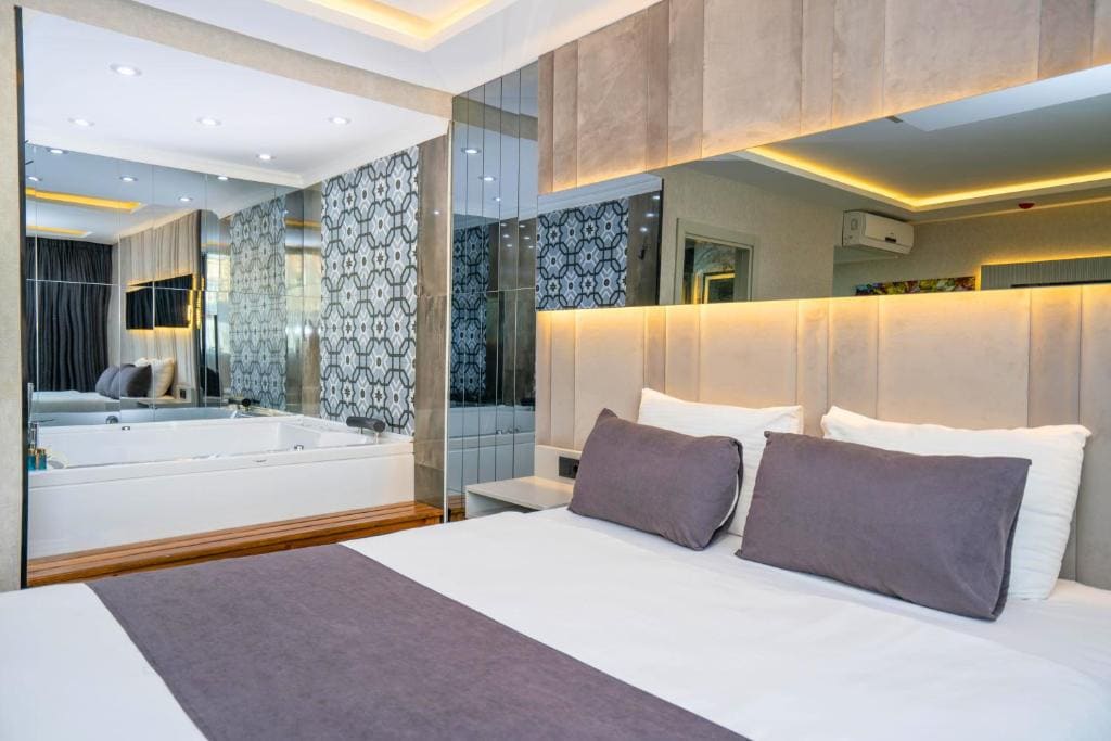 Deluxe King Suite room - Image 2