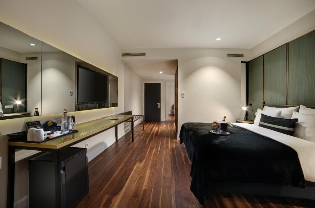 Double Room with Balcony and Sea View room - Image 3