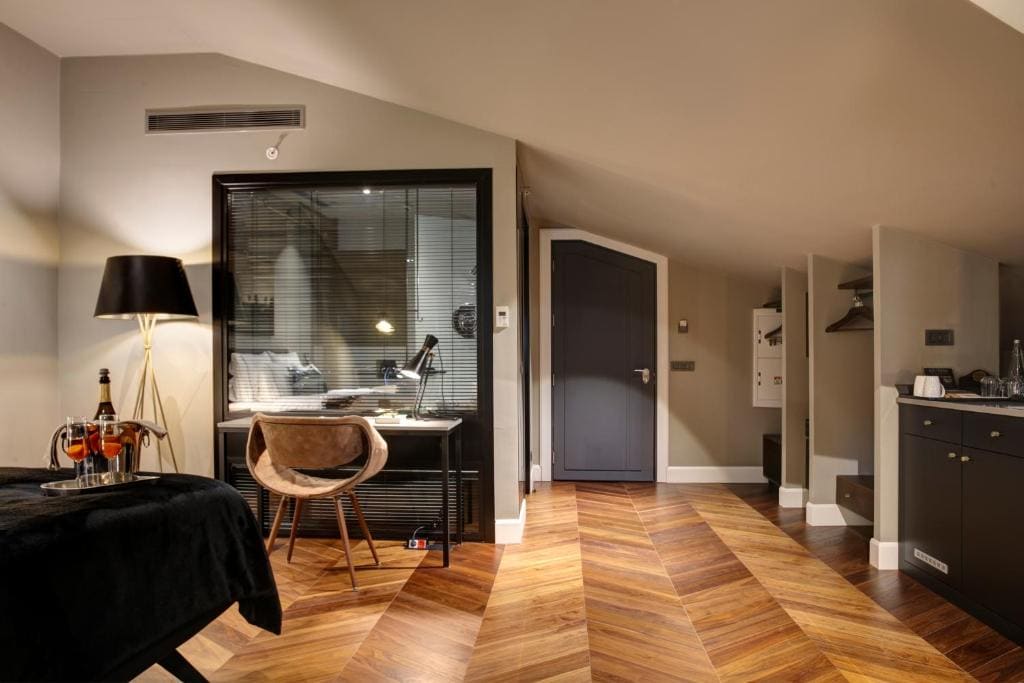 Deluxe King Suite room - Image 1