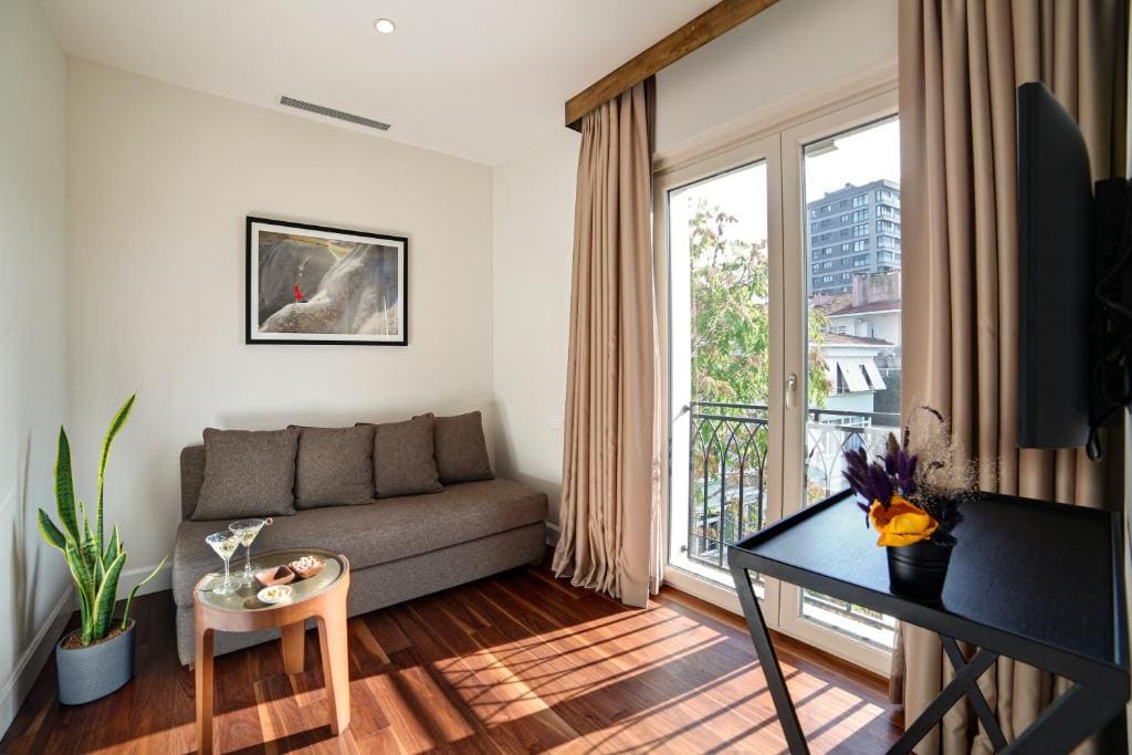 Double Room with Balcony and Sea View room - Image 2