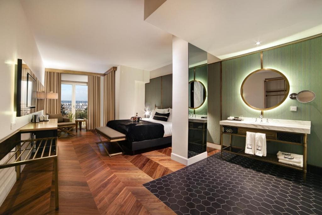 Deluxe Double Room with Sea View room - Image 3