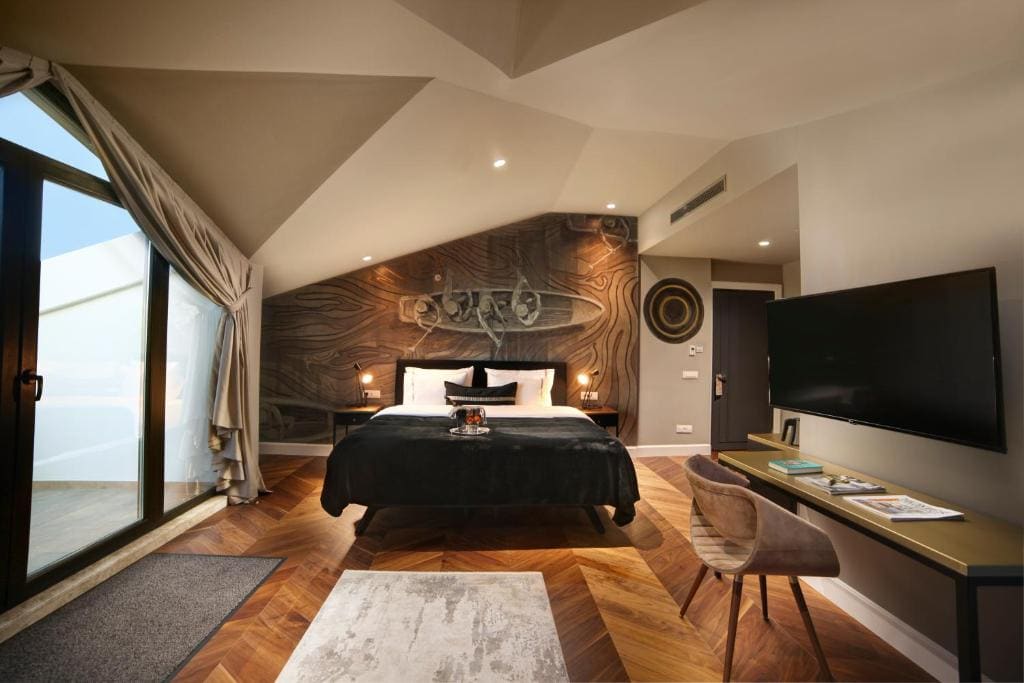 Deluxe Double Room with Side Sea View room - Image 2