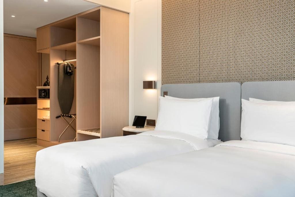 Deluxe City View King room - Image 2