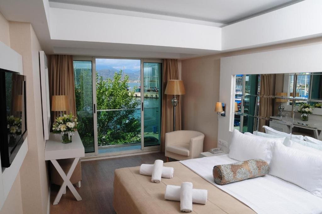 Deluxe Double Room with Sea View room - Image 3