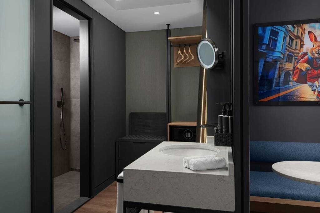 Deluxe King Room with Balcony room - Image 2