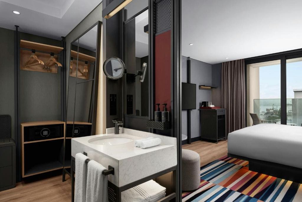 Deluxe King Room with Balcony room - Image 1