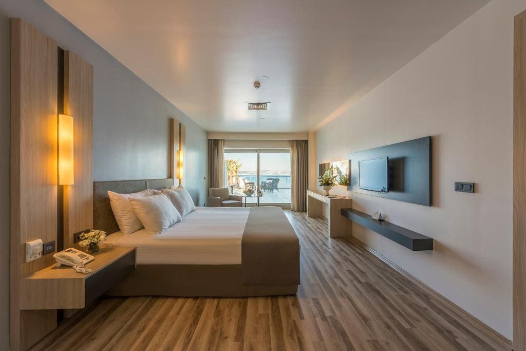 Ocean Suite with Direct Sea View room - Image 1