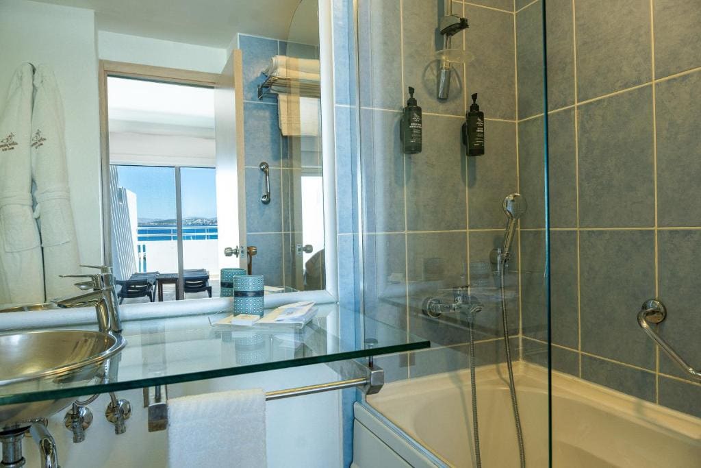 Superior Double Room with Sea View room - Image 2