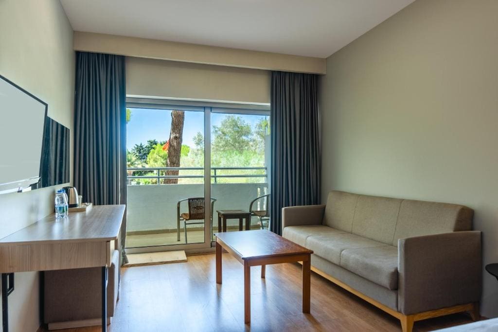 Deluxe Double Room with Land View room - Image 3