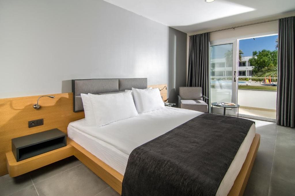 Apartment with Pool View room - Image 1