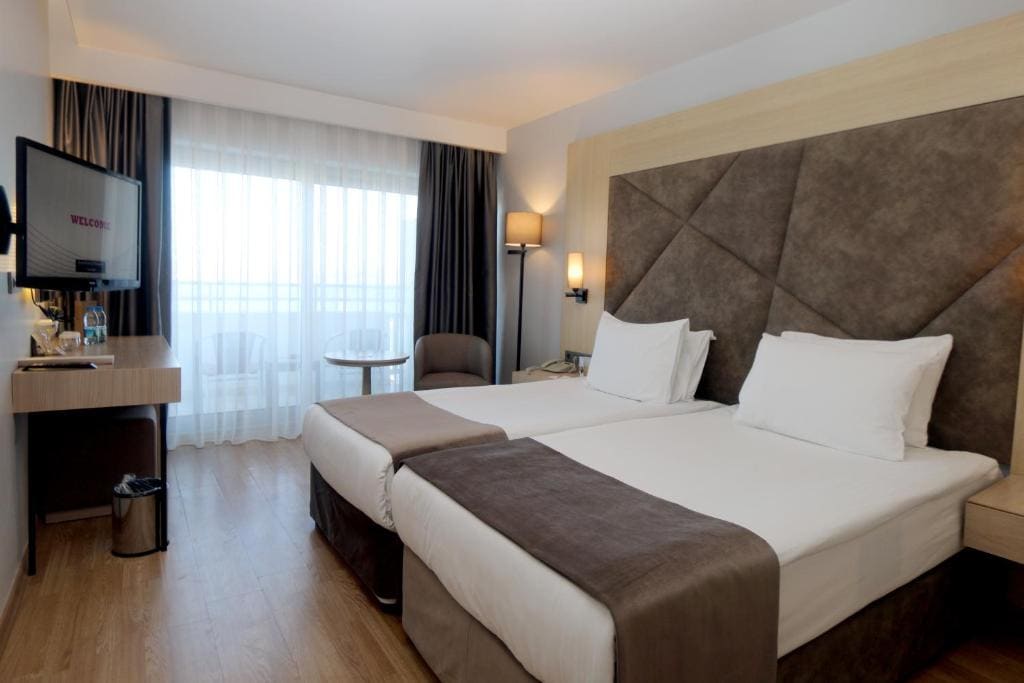 Superior Double Room with Sea View room - Image 3