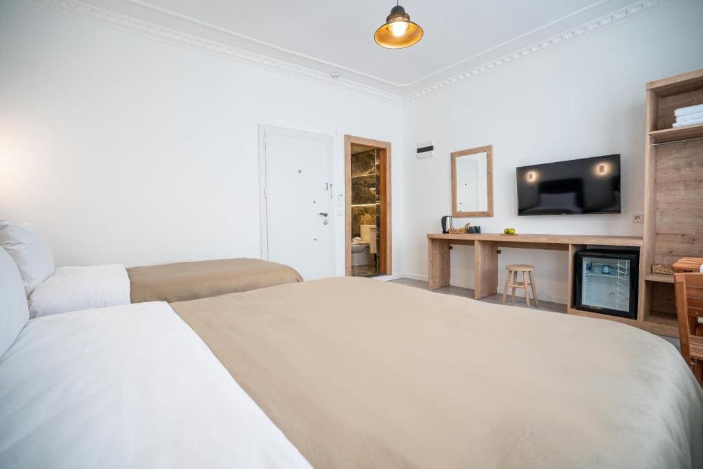 Deluxe Triple Room room - Image 2