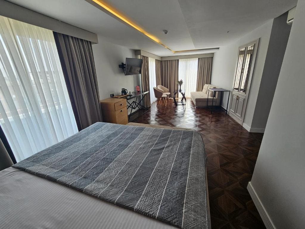 Deluxe Suite with Sea View room - Image 1