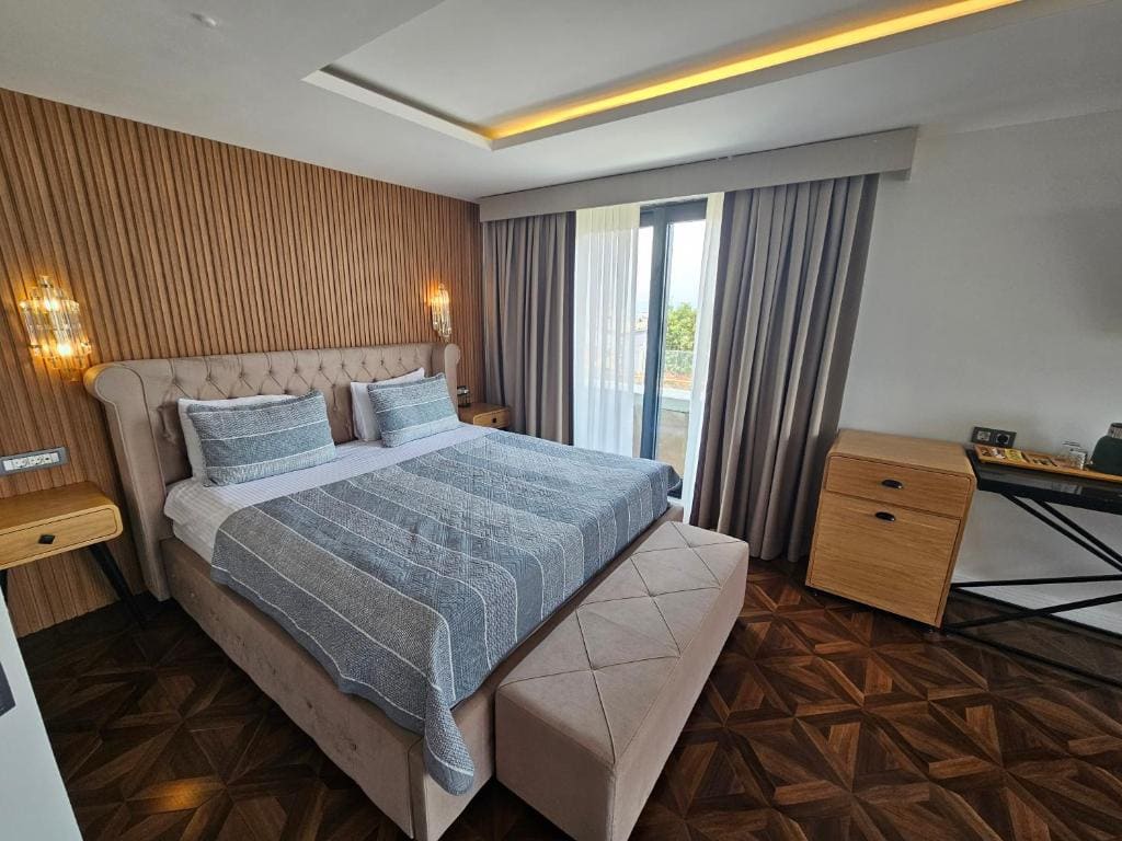 Deluxe Suite with Sea View room - Image 3