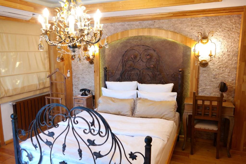 Double Room with Balcony room - Image 2