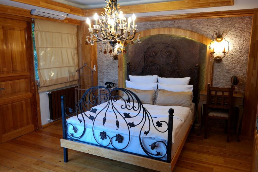 Double Room with Balcony room - Image 3