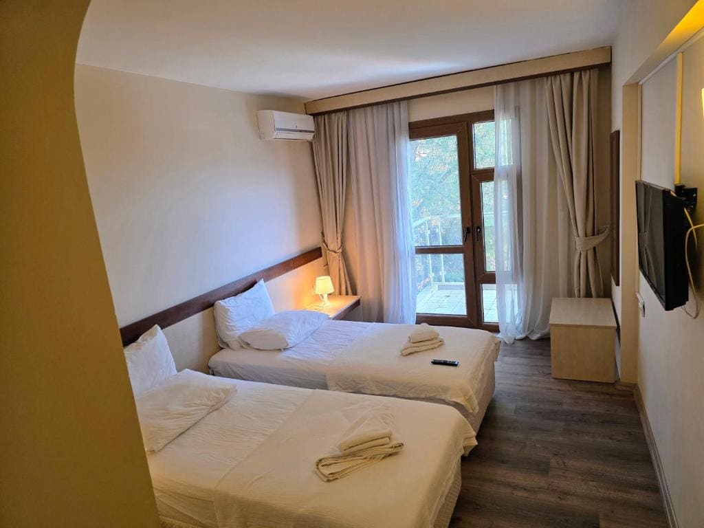 Double Room with Balcony room - Image 3