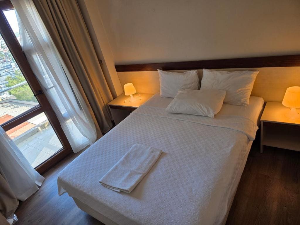 Double Room with Balcony room - Image 2