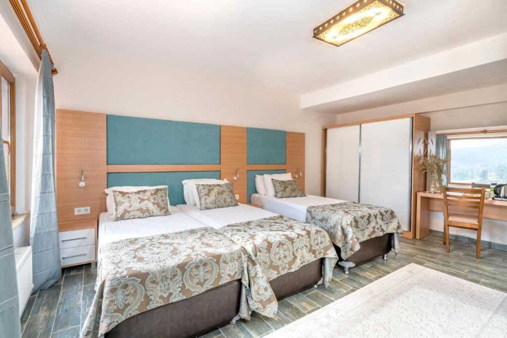 Standard Triple Room room - Image 1
