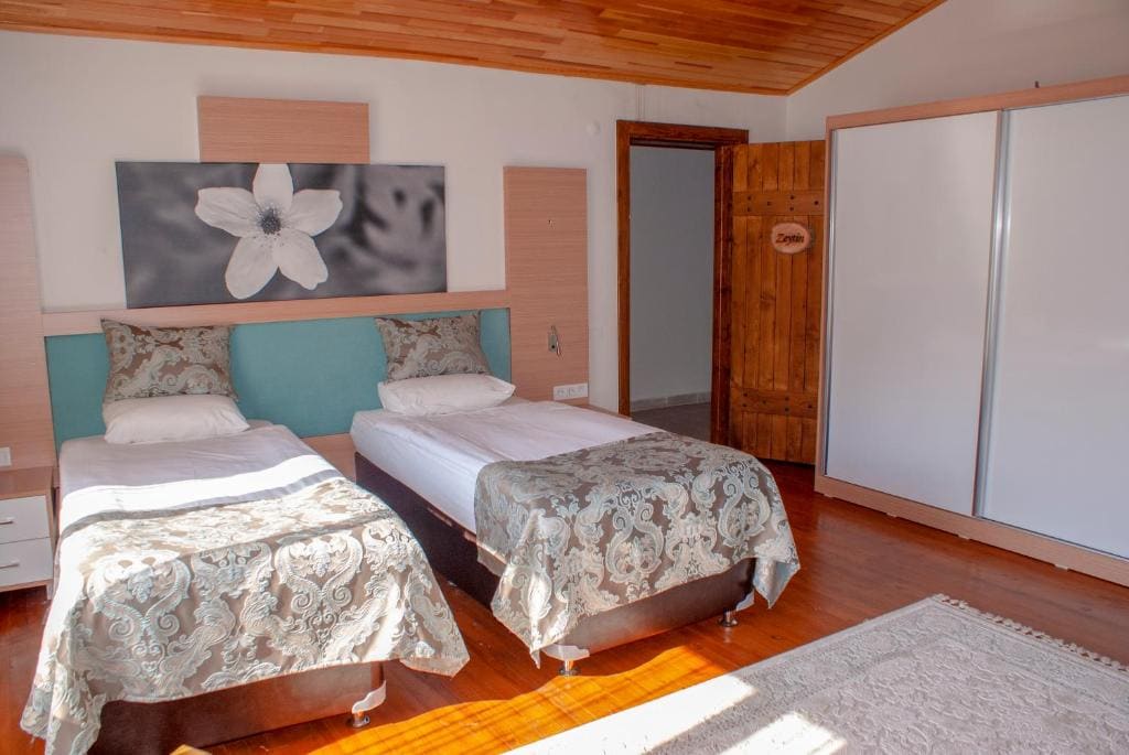 Standard Family Room room - Image 2