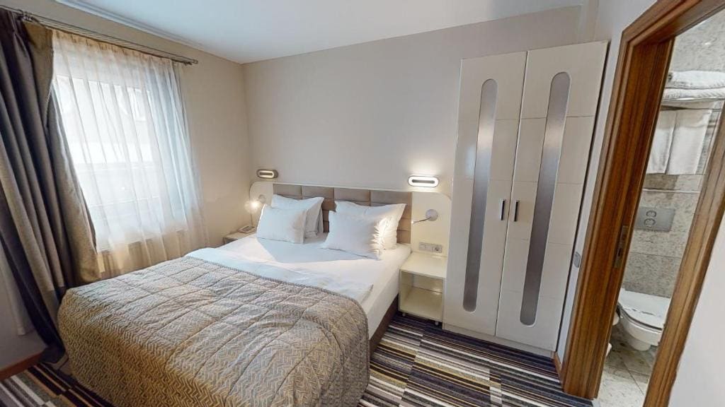 One-Bedroom Suite with City View room - Image 1