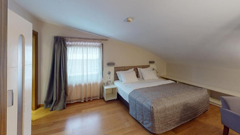 One-Bedroom Suite with City View room - Image 3
