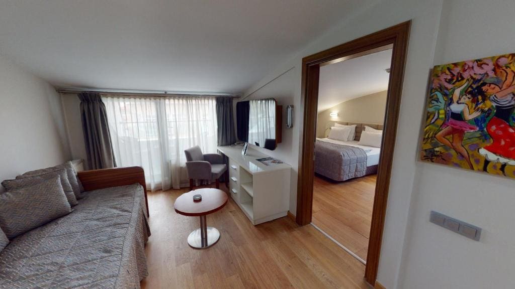 One-Bedroom Suite with City View room - Image 2