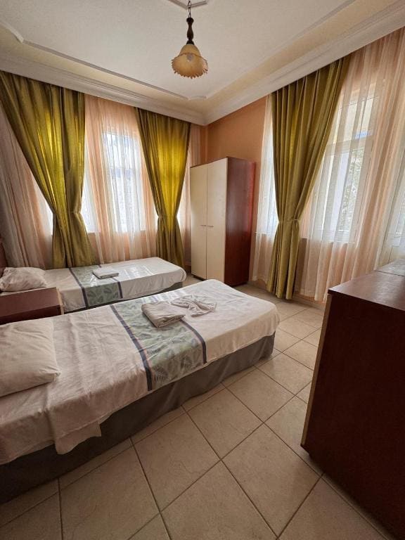 Superior Quadruple Room room - Image 1