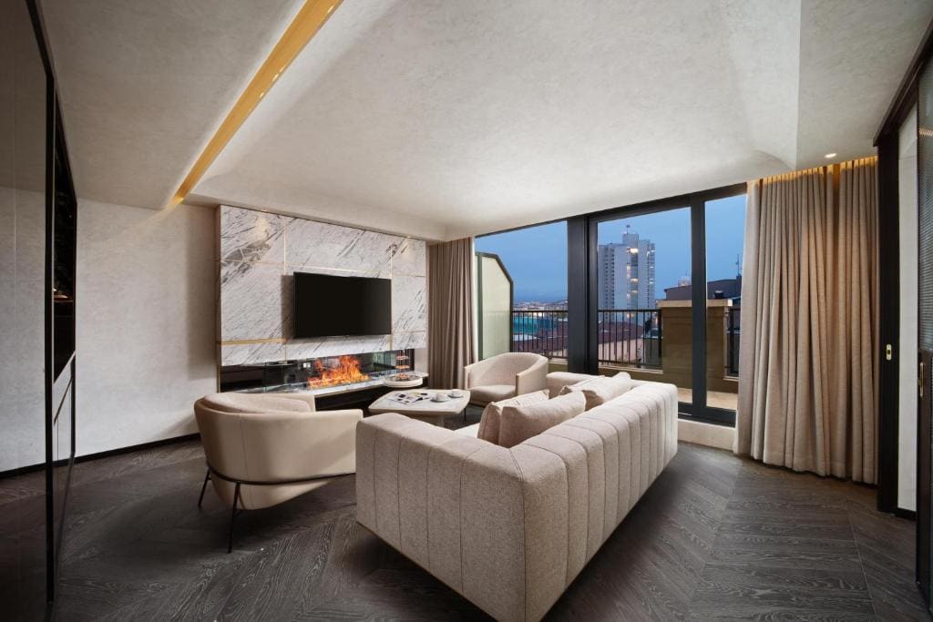 King Suite with Balcony room - Image 2