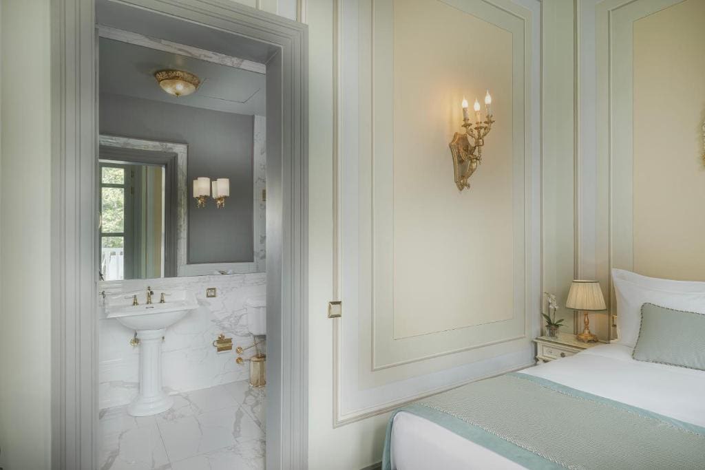 Queen Room with Balcony room - Image 3