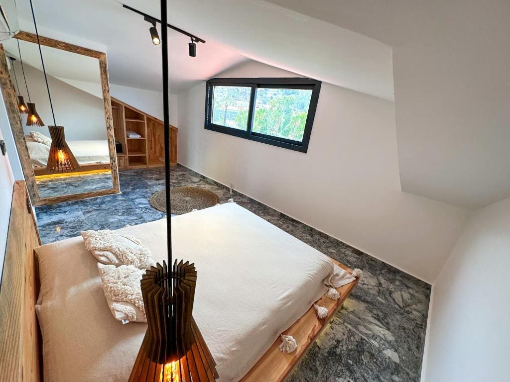 Family Room with Balcony room - Image 3