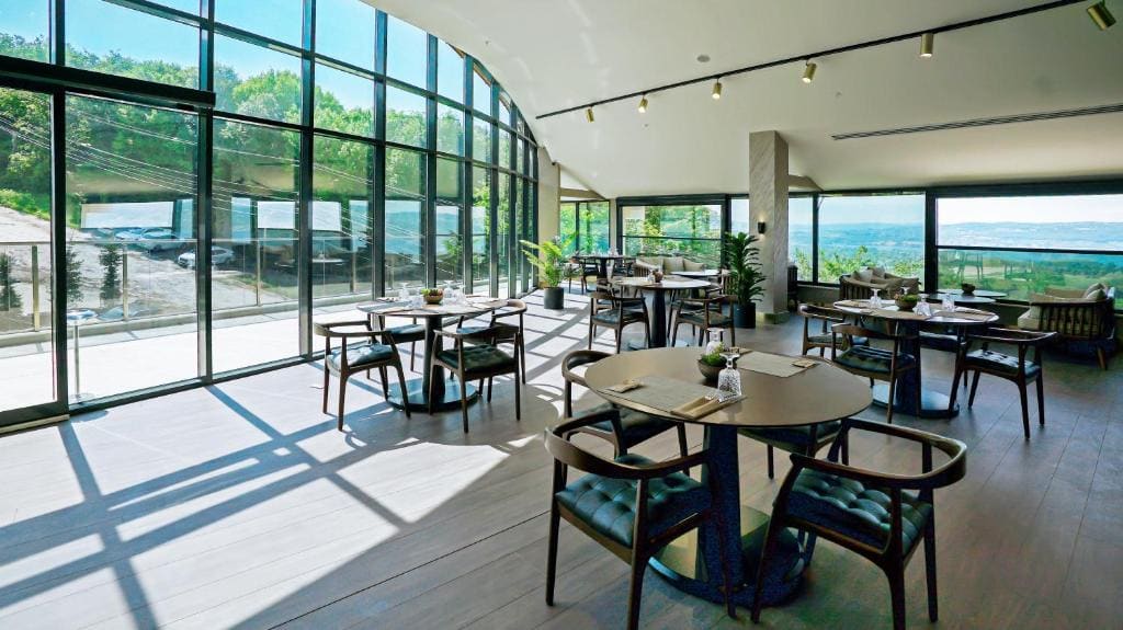 Standard Double or Twin with Lake view room - Image 3