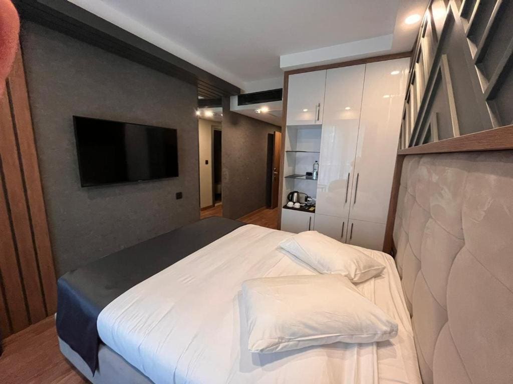 Standard Double or Twin with Lake view room - Image 1