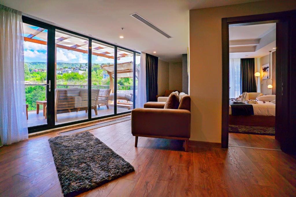 Executive Suite with Garden & Terrace Lake View room - Image 2