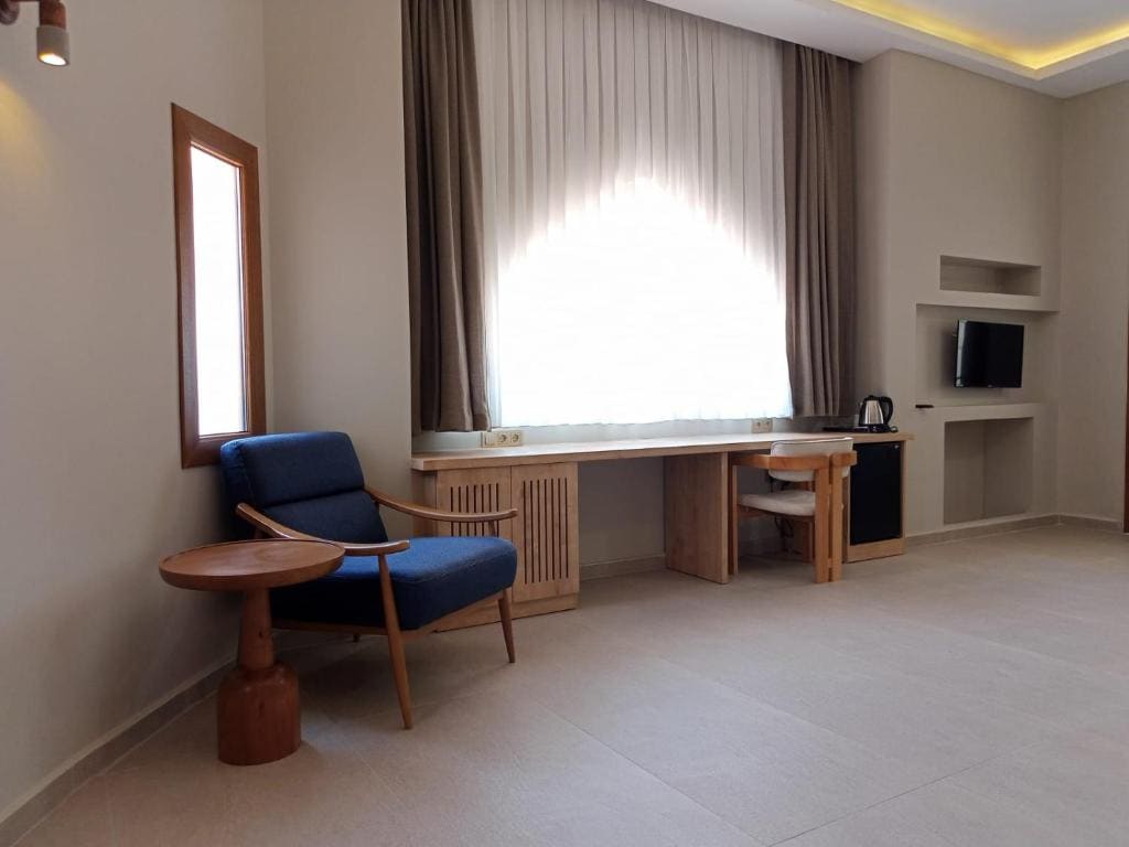 Deluxe Double Room with Balcony and Sea View room - Image 3