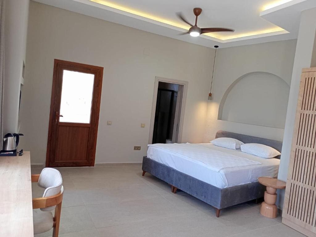 Deluxe Double Room with Balcony and Sea View room - Image 2