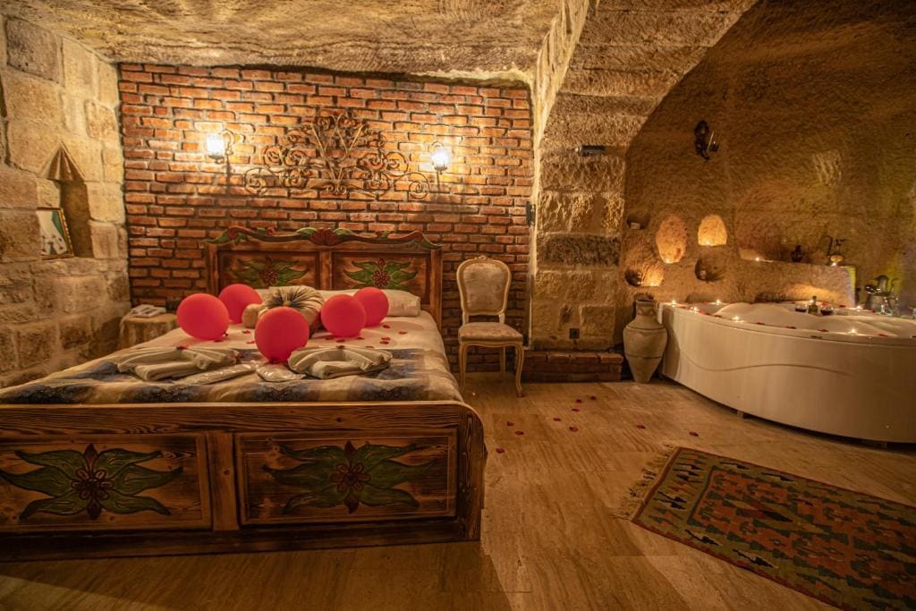 Deluxe Double Room with Balcony room - Image 3