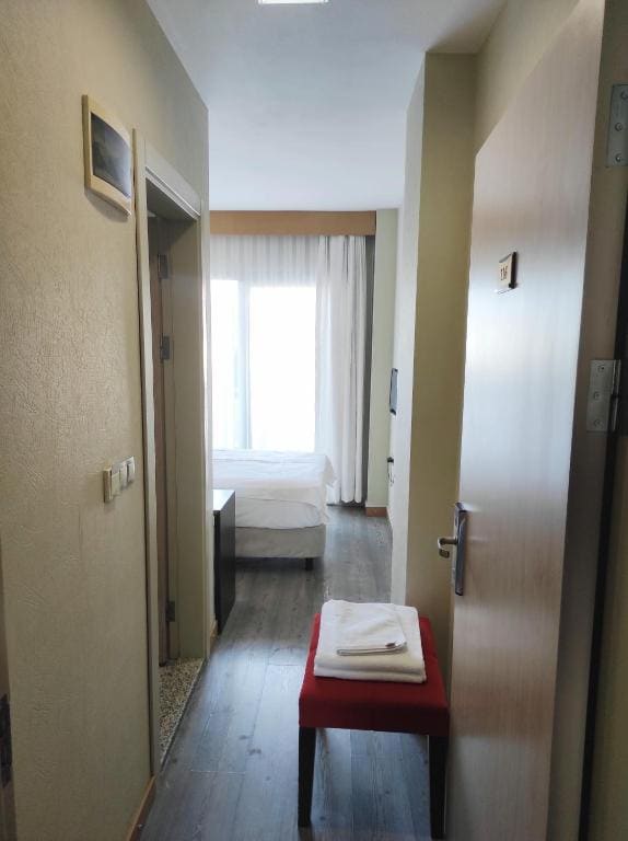 Single Room with Balcony room - Image 3