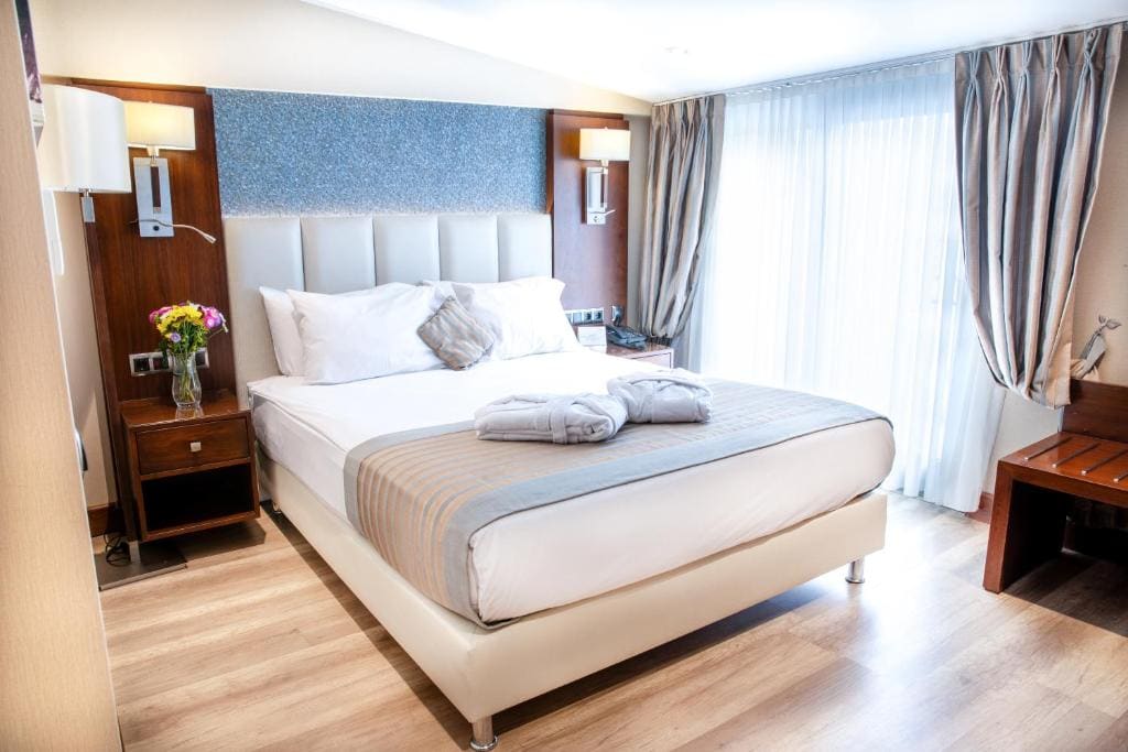 Queen Room with Balcony room - Image 1