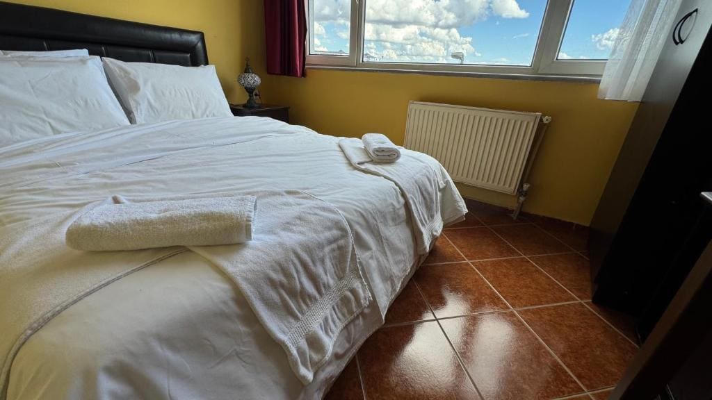 Double Room with Sea View room - Image 3