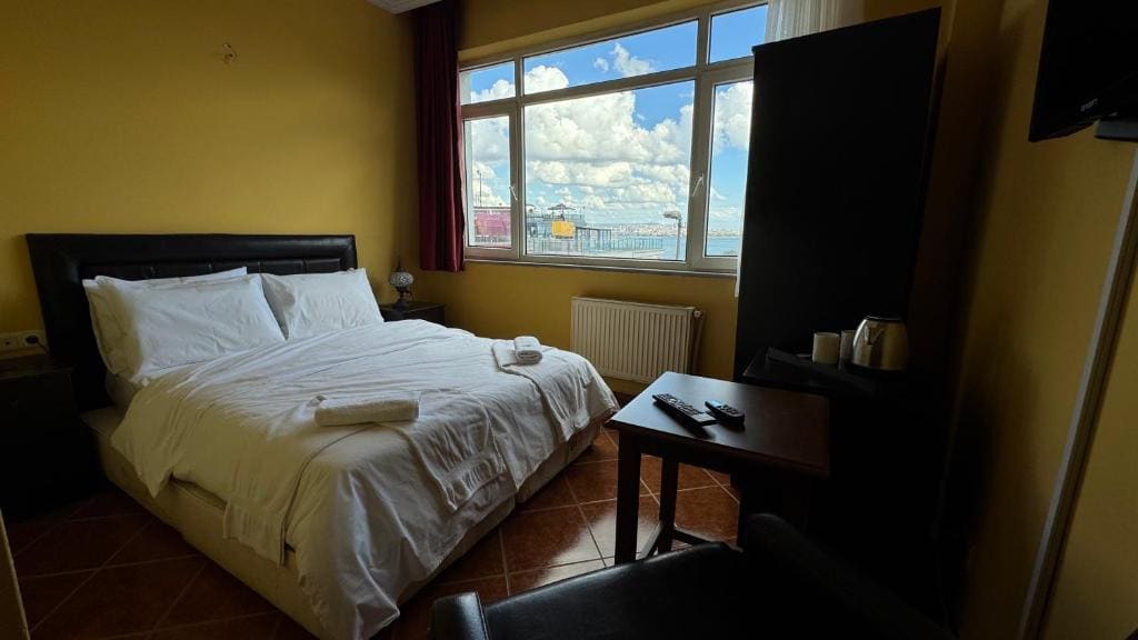 Double Room with Sea View room - Image 2