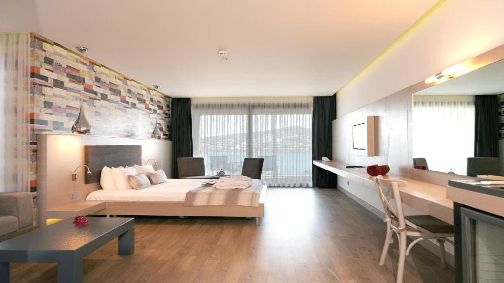 Deluxe Suite with Sea View room - Image 1